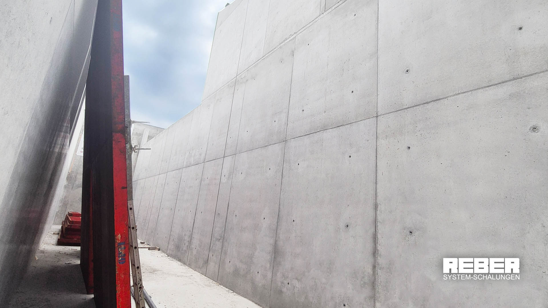 Optimales Sichtbeton-Ergebnis einer Betonwand mit Schalung