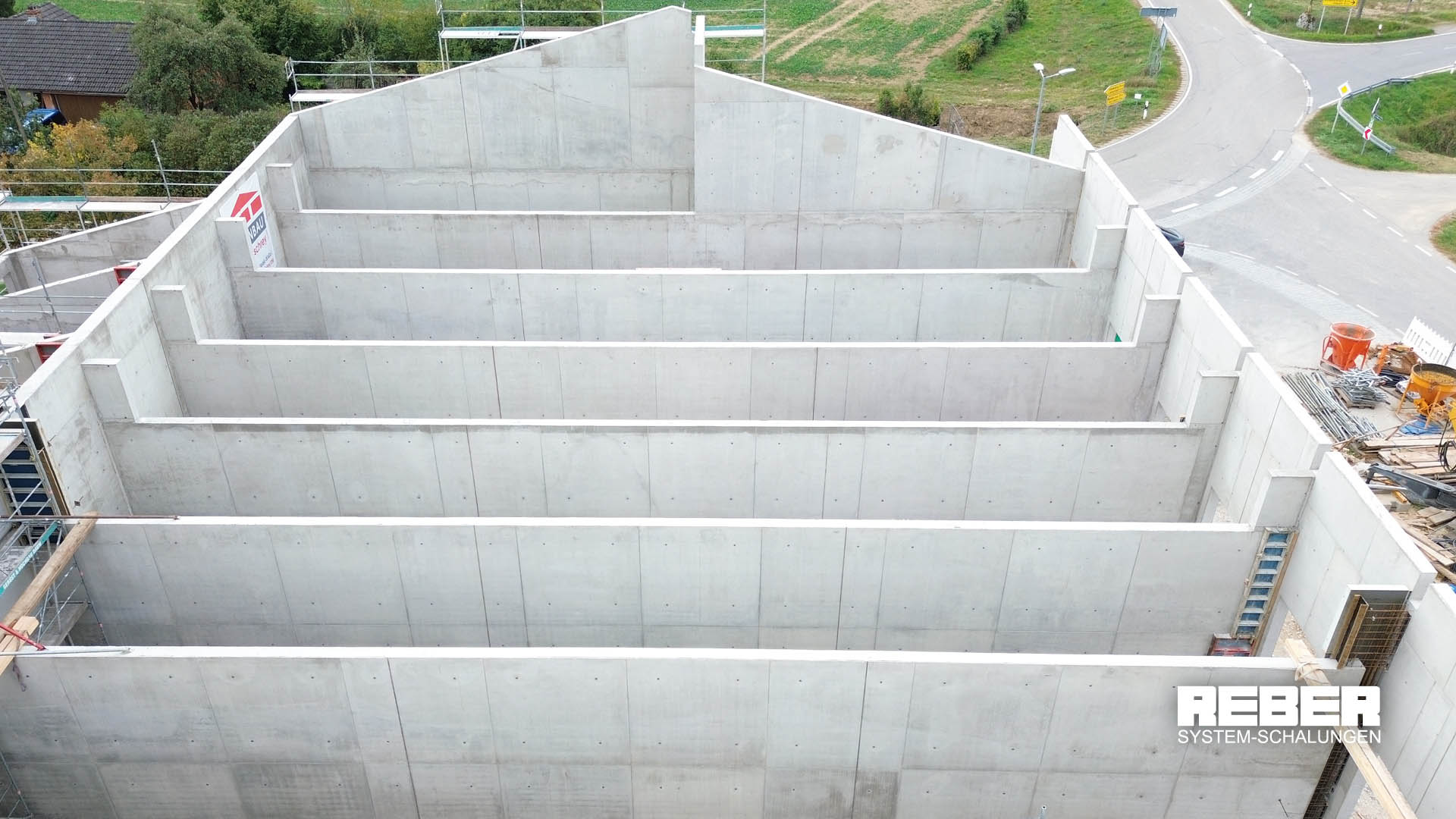 Luftaufnahme von Sichtbeton-Wände von einer Lagerhalle
